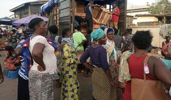 These market women don’t seem to be aware of the education on physical distancing